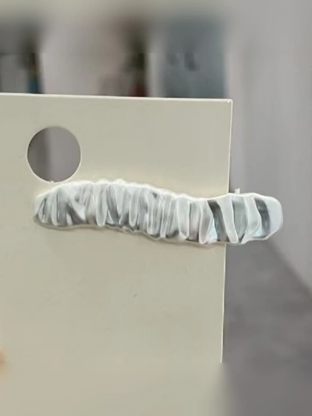 2# Matte white glossy clip - pleated wave - alloy