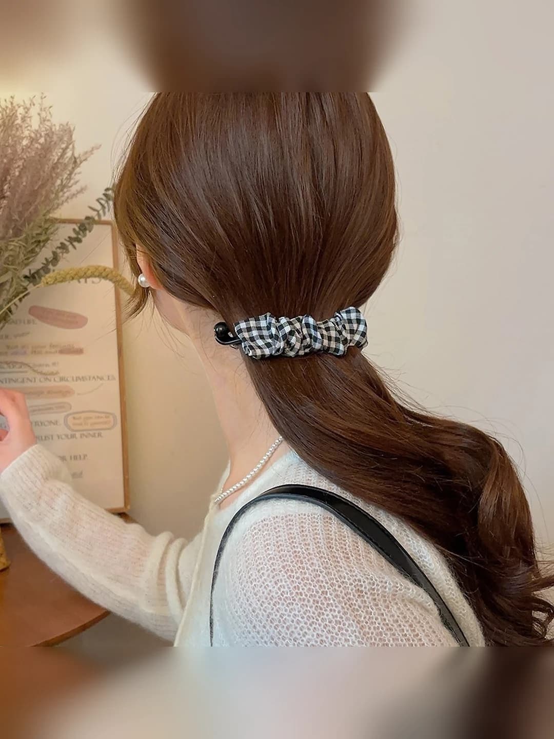Black-white plaid, ~10 cm