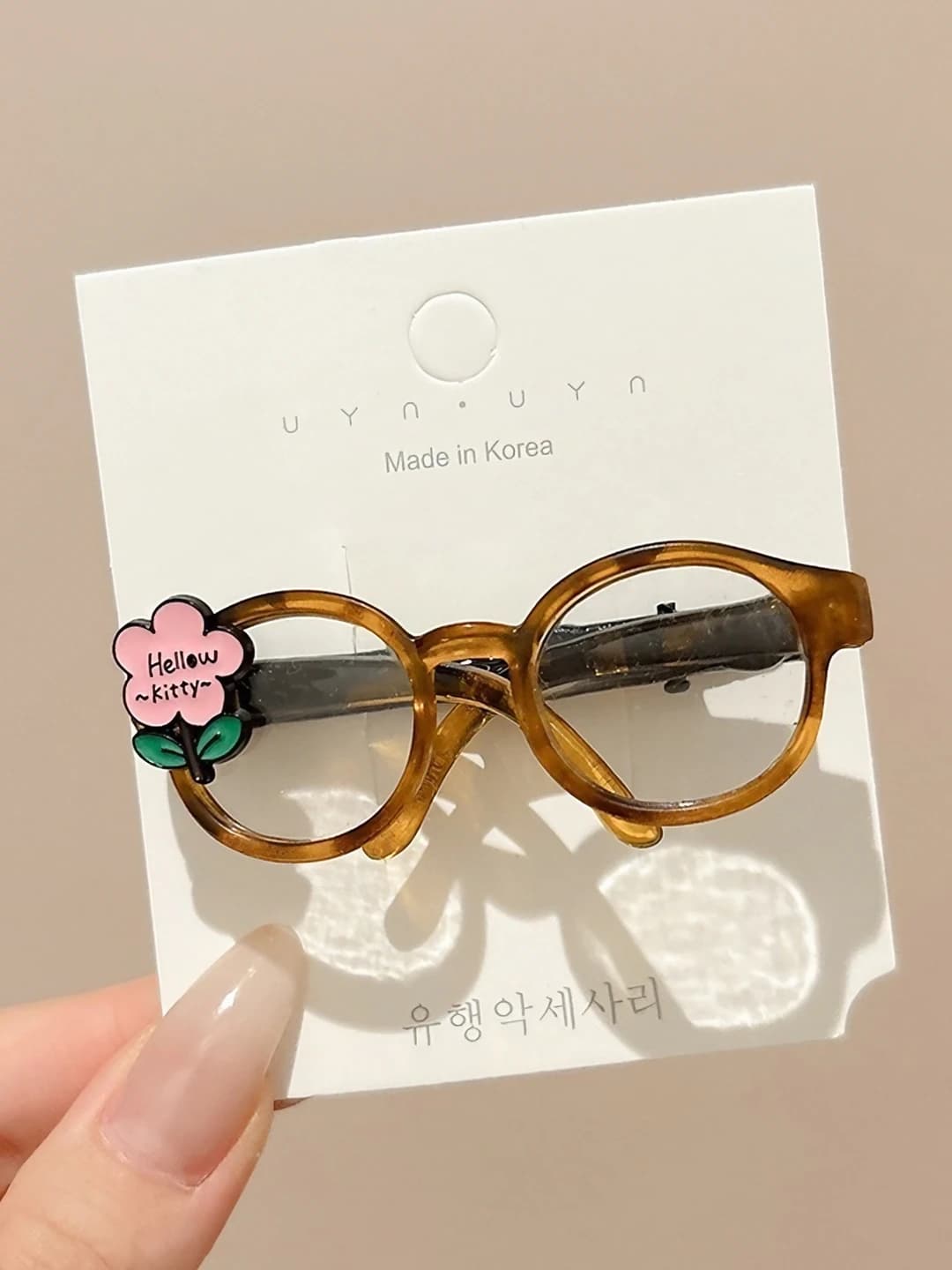 Floral glasses clip