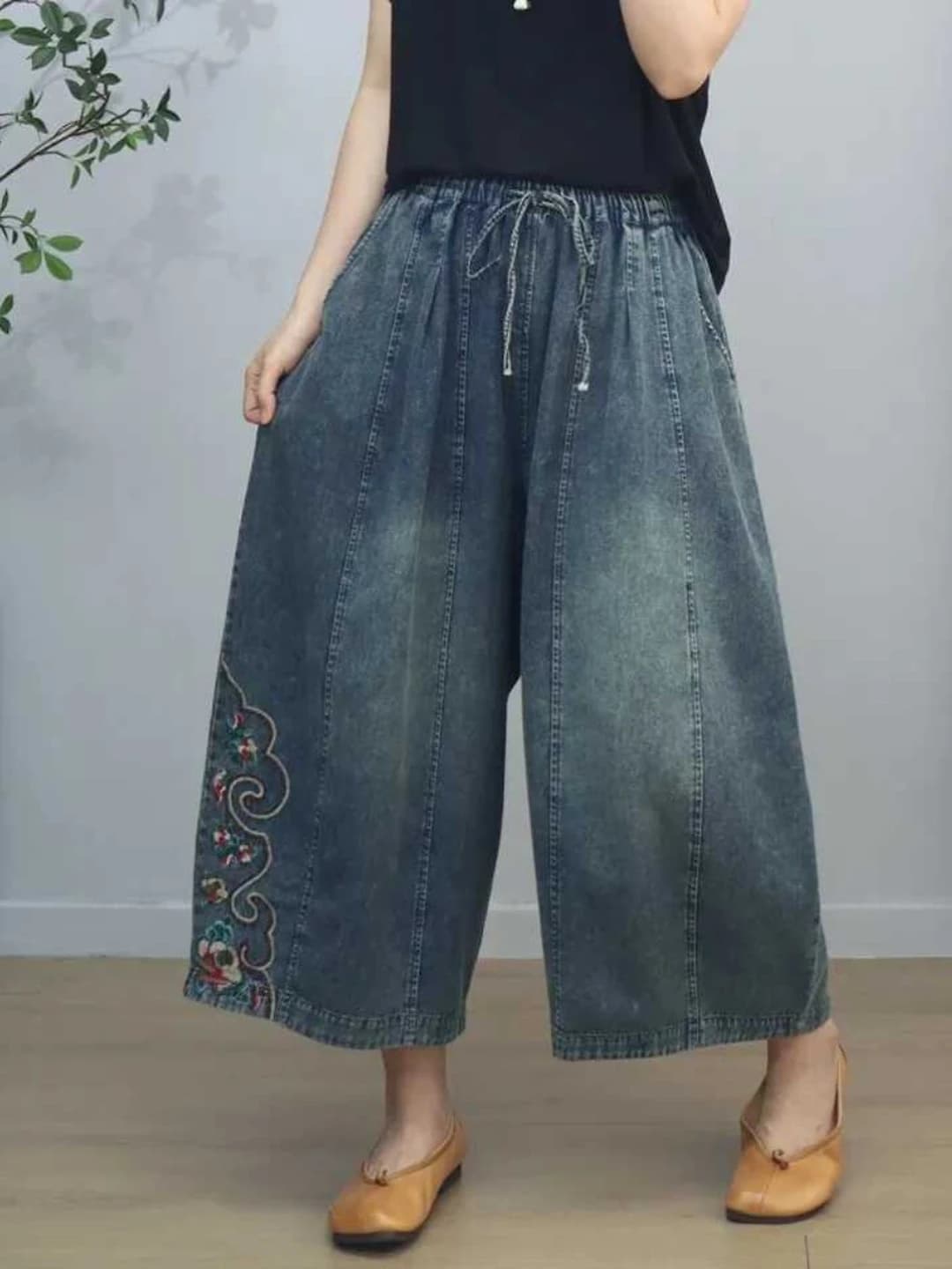 Ayollar uchun kuzgi kashtali jinsi shim, elastik bel, bo'sh (oversize) kesim, to'piqqacha shim, retro uslub, kundalik