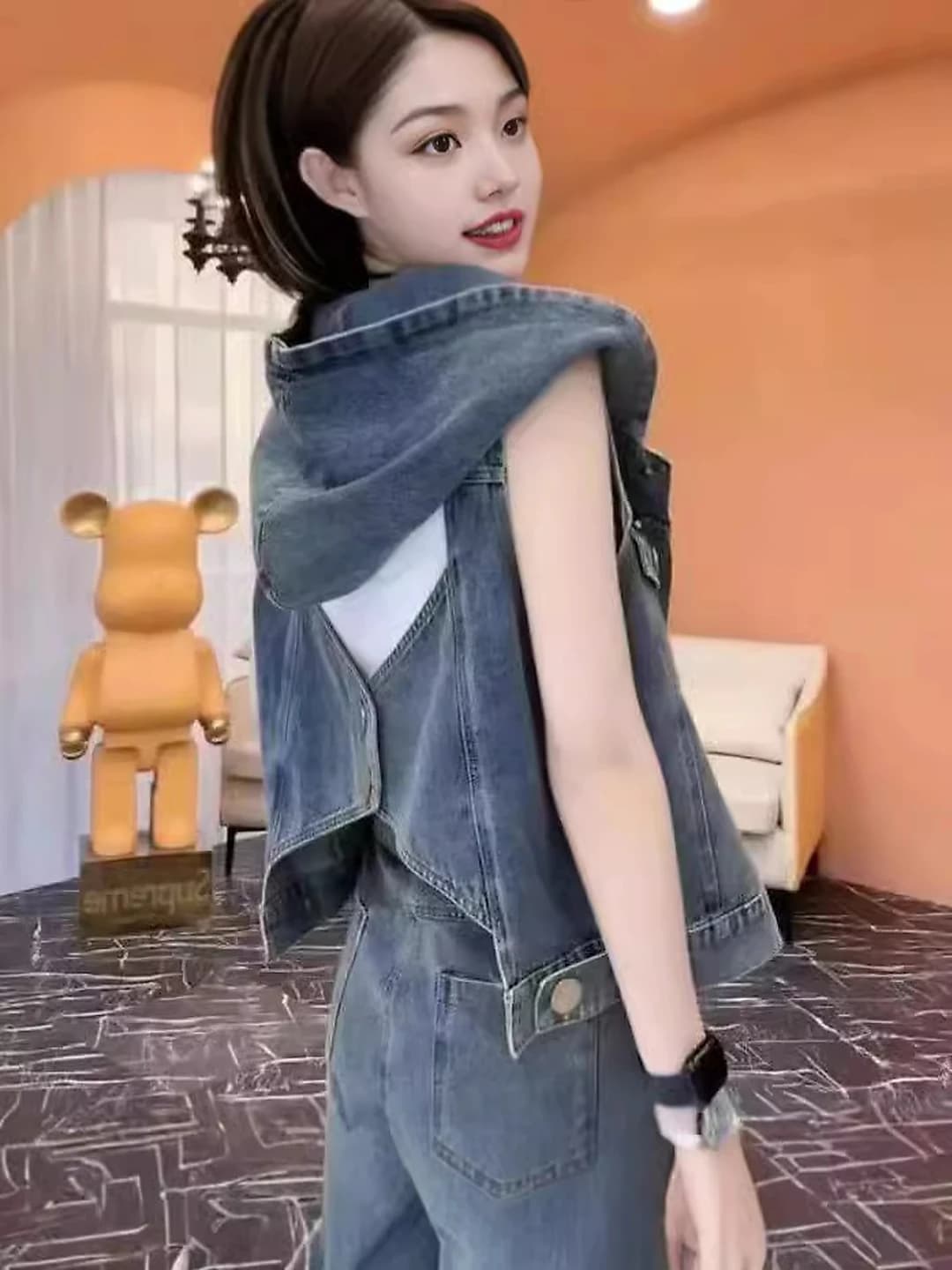Ayollar uchun 2026 yilgi koreys uslubida nozik ko'rsatadigan, orqa ochiq, bir rangli, bo'sh (oversize) kesim, yengil denim jilet