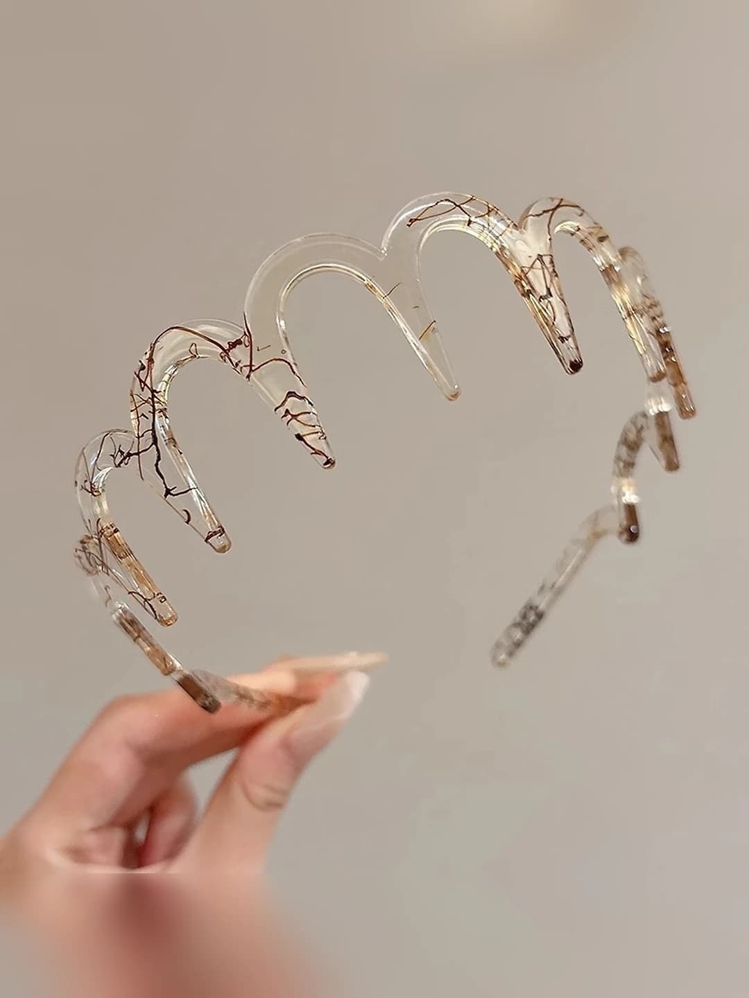Textured brown wavy headband (~14.3 cm)