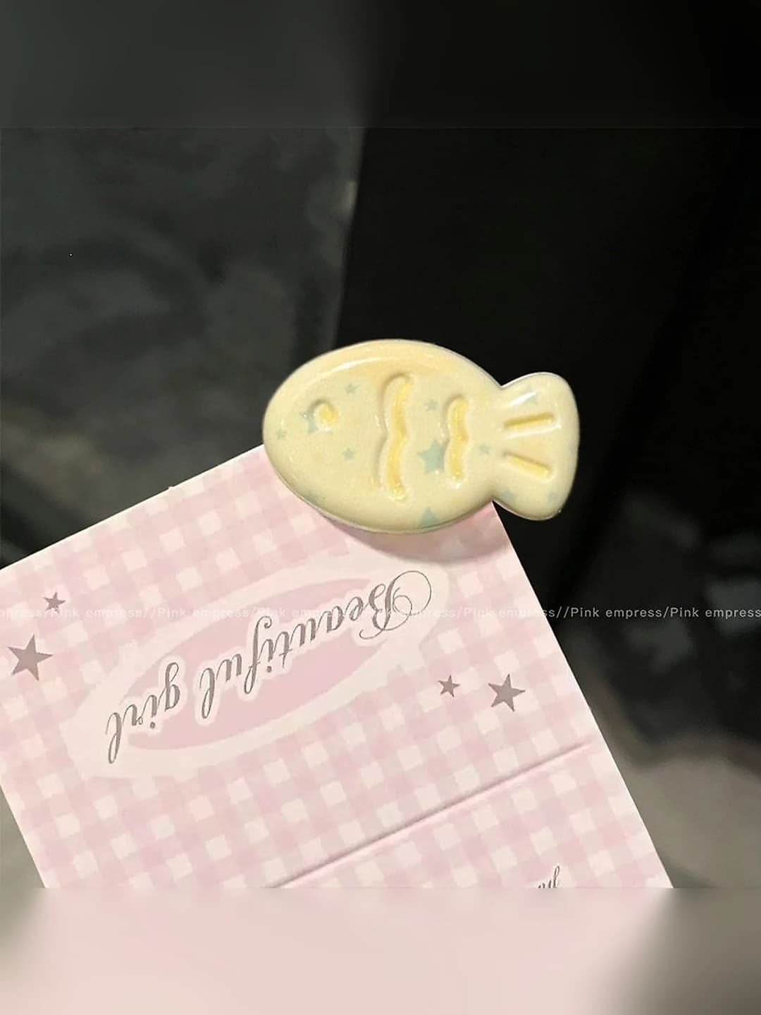 Print cream yellow grape fish clip, 3.2 cm