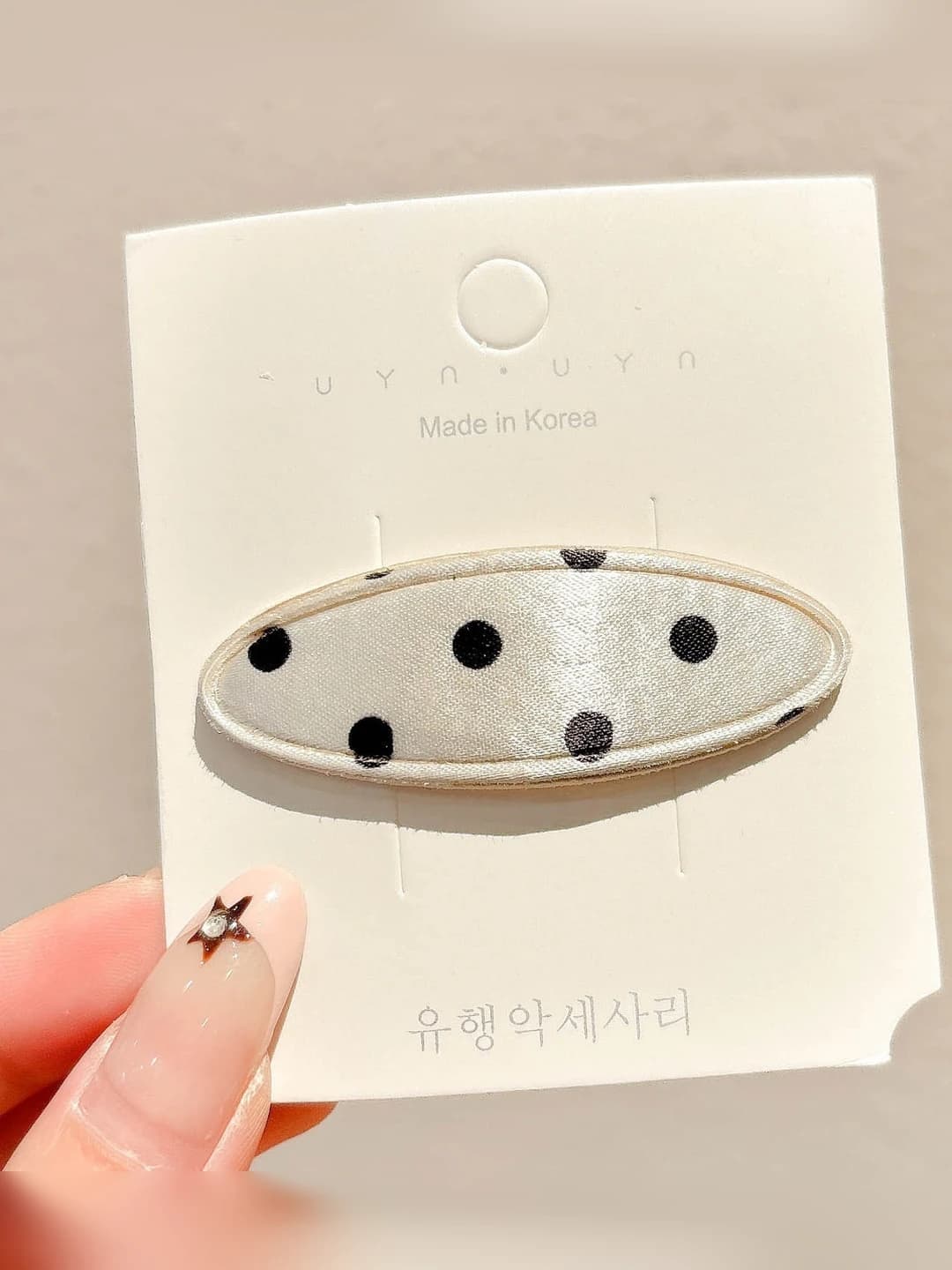White-black dots, oval BB clip, 5.8 cm