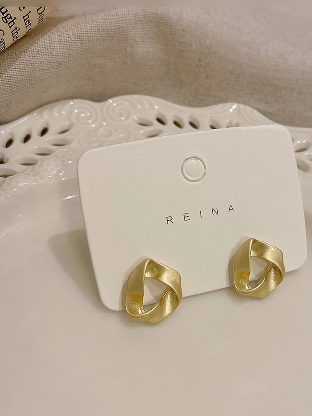 Twisted triangle - matte gold silver