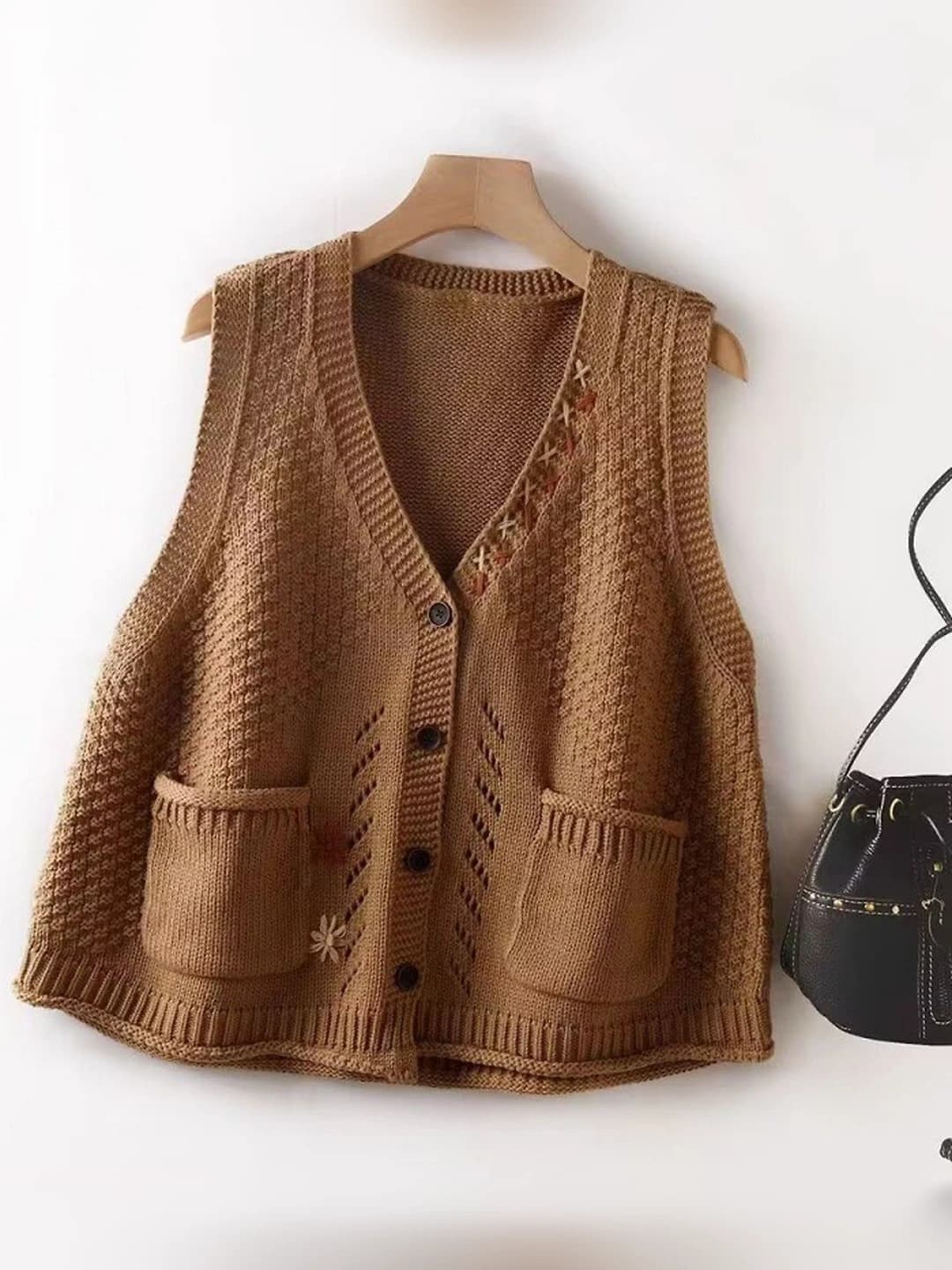 Women's retro knitted sweater vest with v-neck and buttons, autumn-winter, slimming