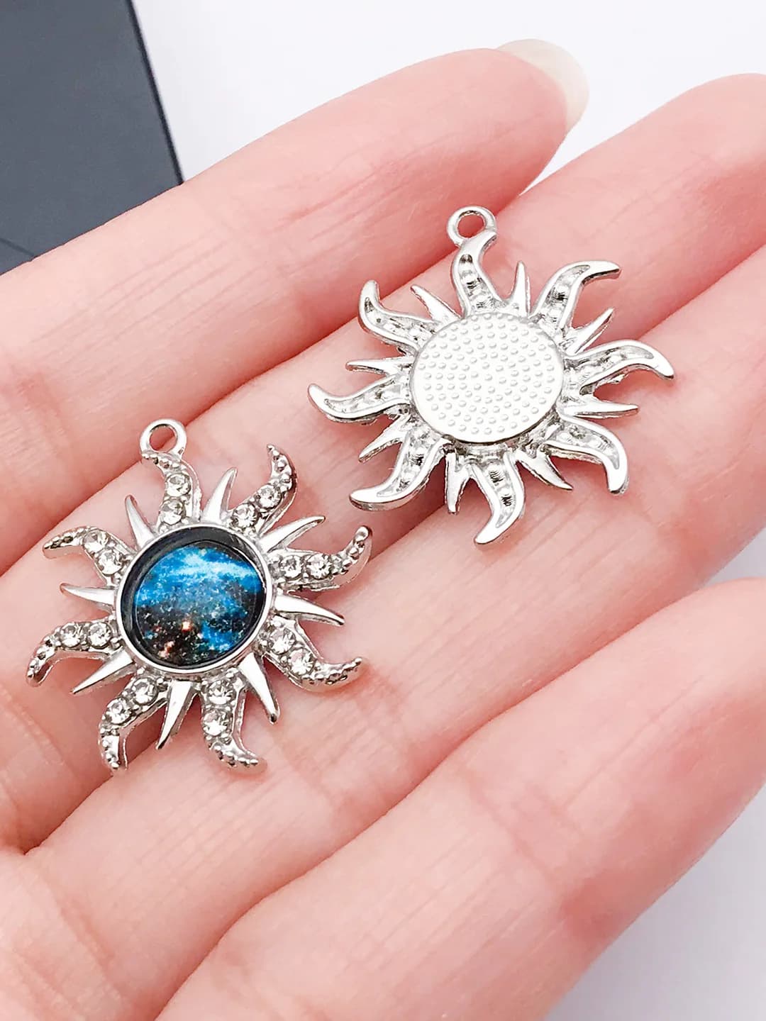 White K, blue rhinestone flower sun 24x21x4mm