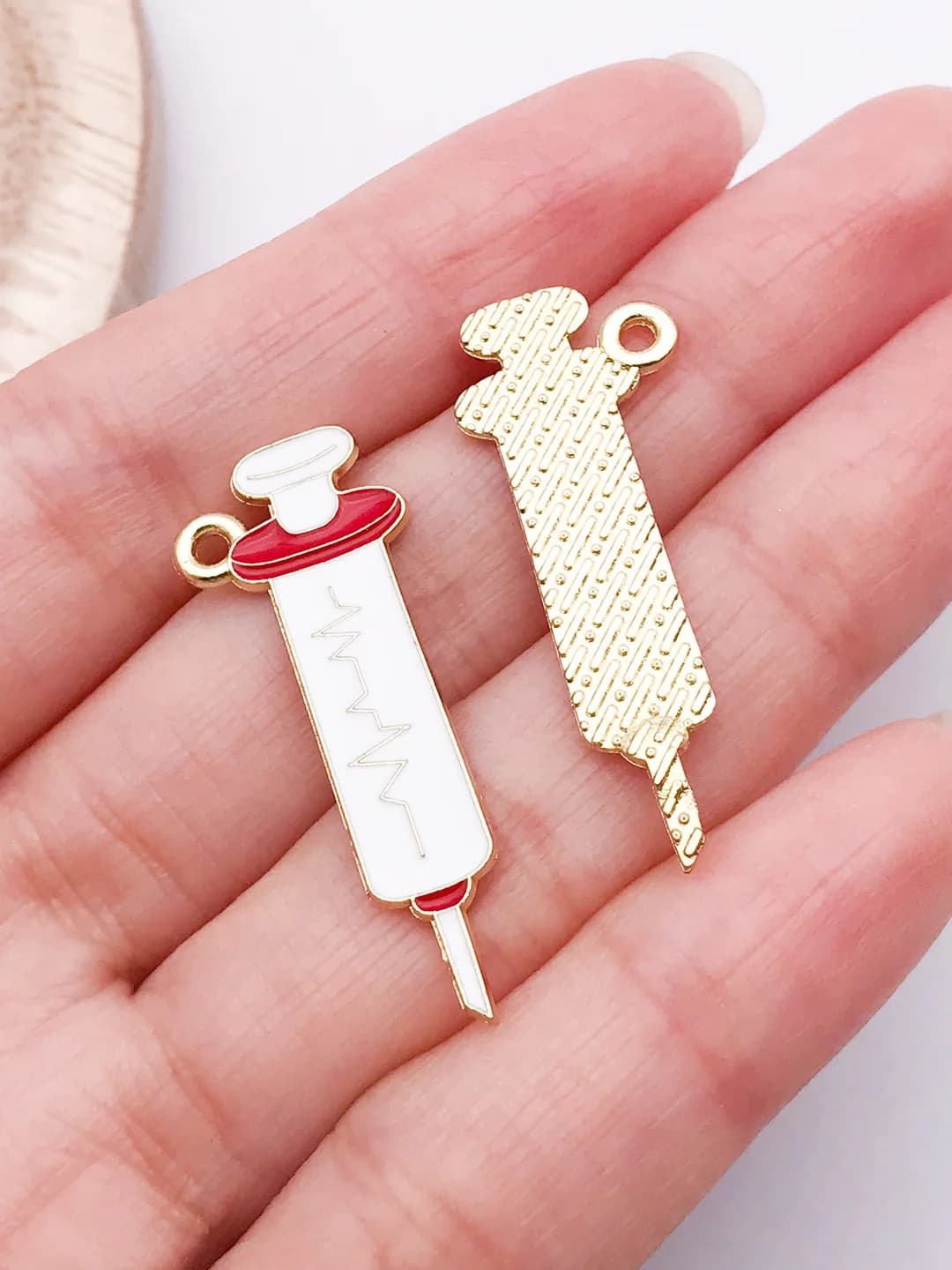 Red syringe 35x13mm
