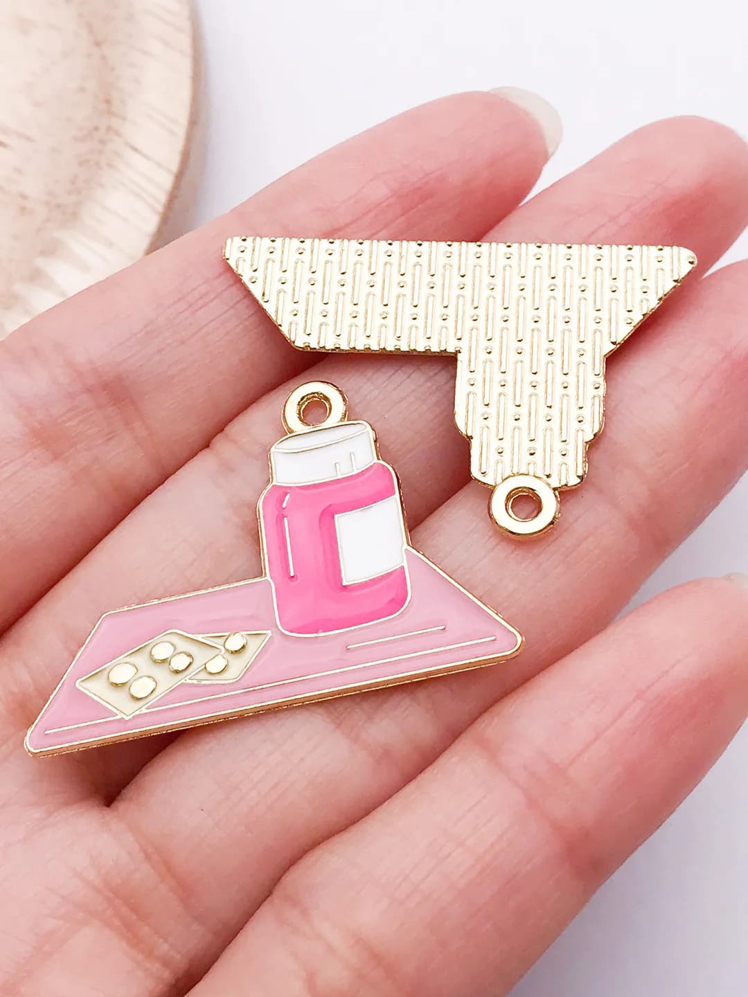 Pink tray, medicine bottle 35x24mm