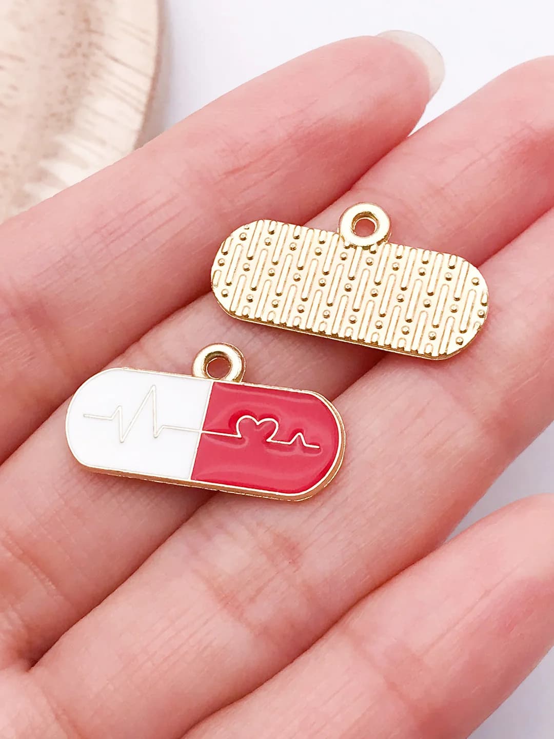Red pill 23x12mm