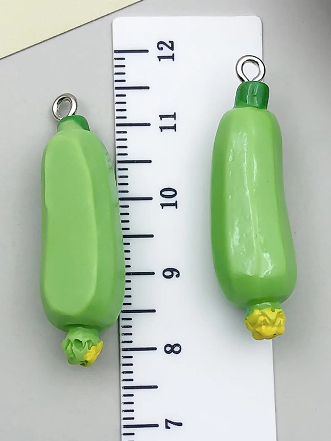 Green resin zucchini 11x11x37mm