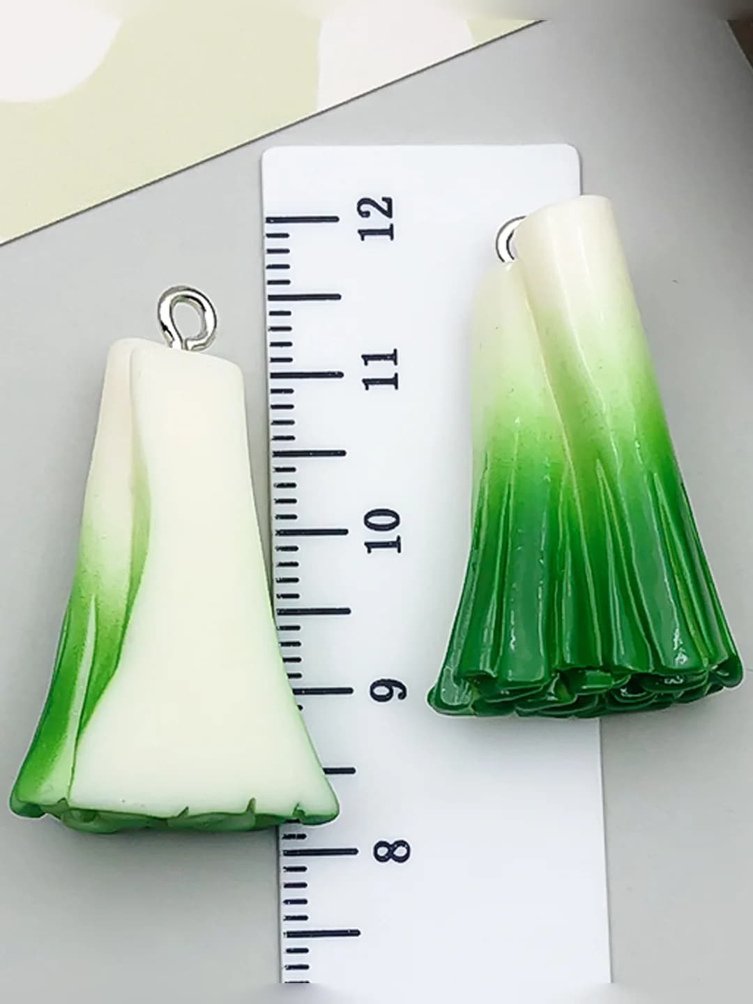 Green resin leek 10x18x32mm