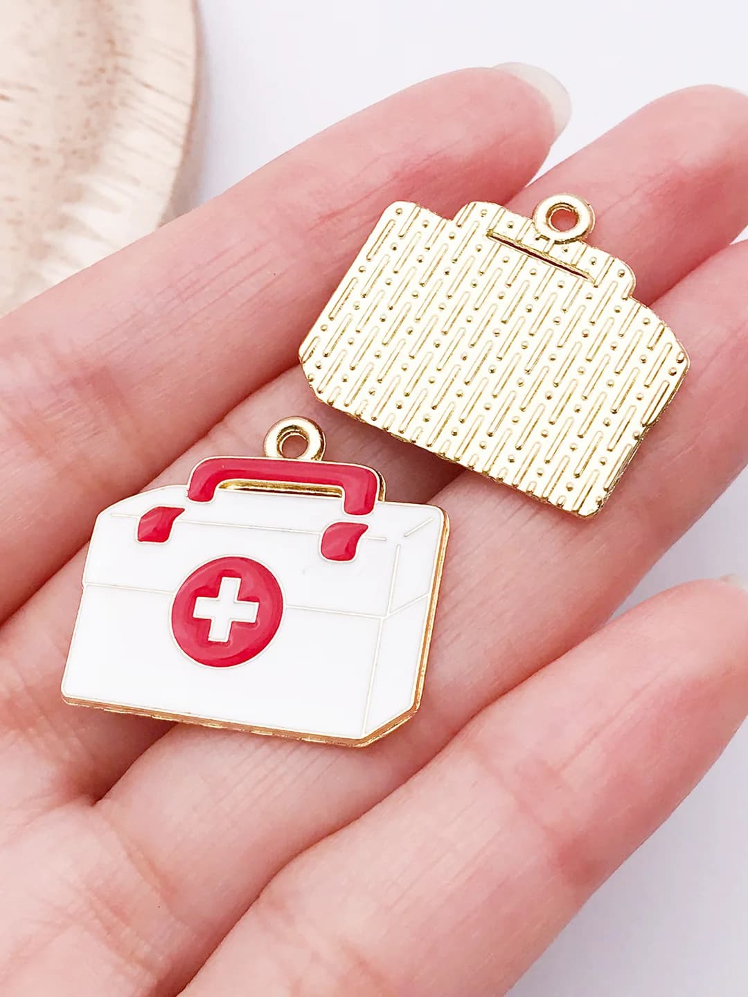 Red medical case 25x22mm