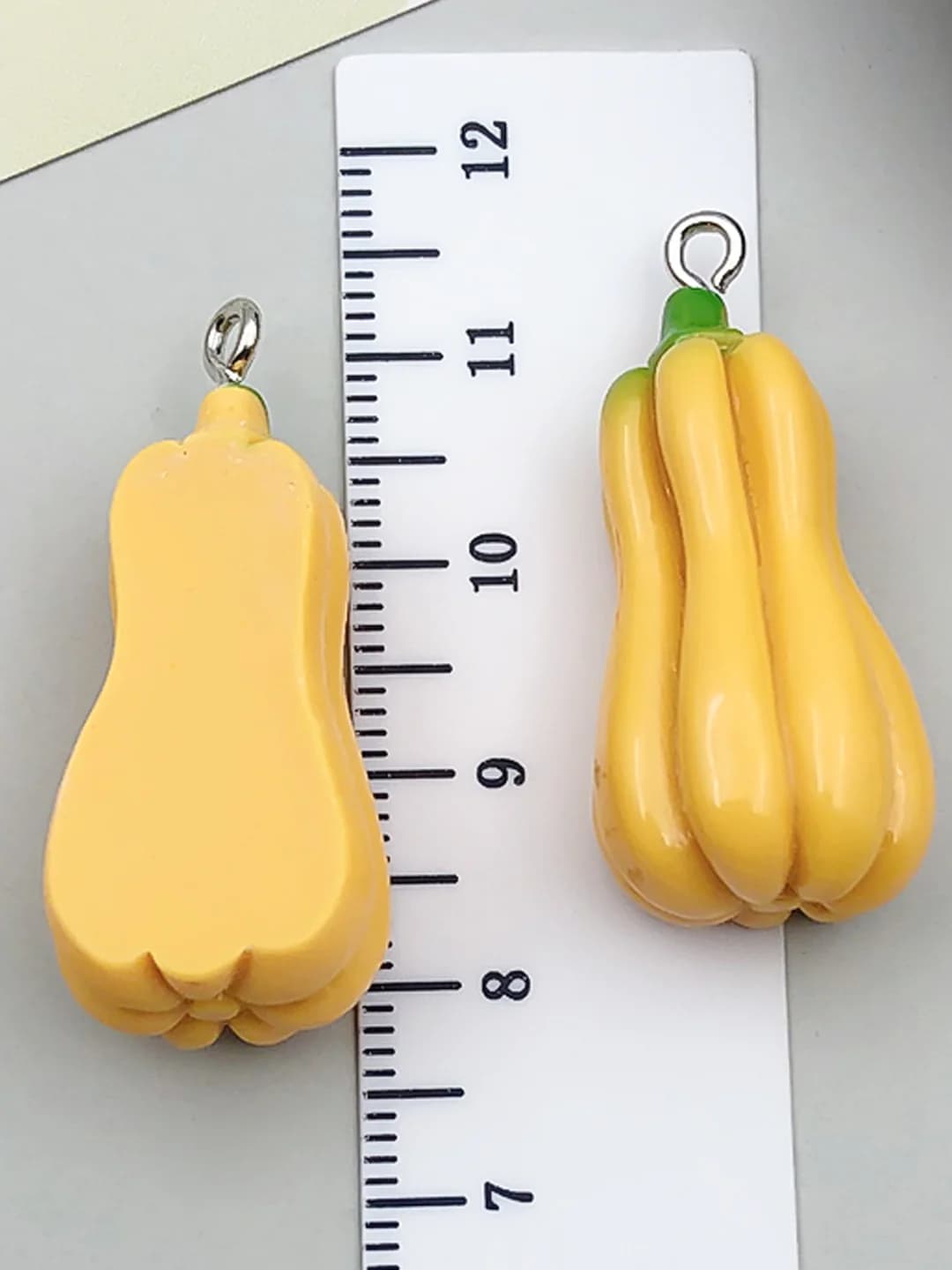 Yellow resin long squash 13x15x34mm