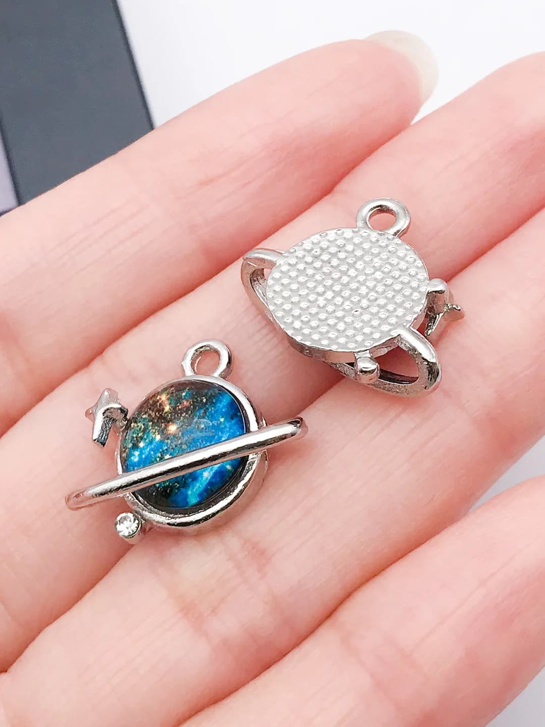 White K, blue rhinestone 3D Earth 25x18x9mm
