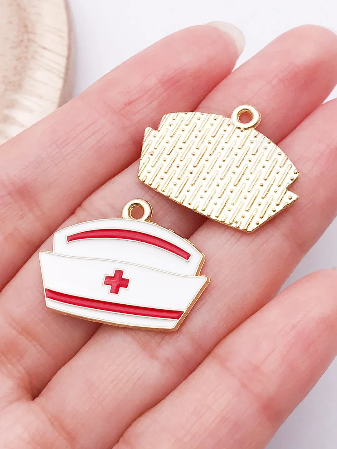 Red nurse cap 18x25mm