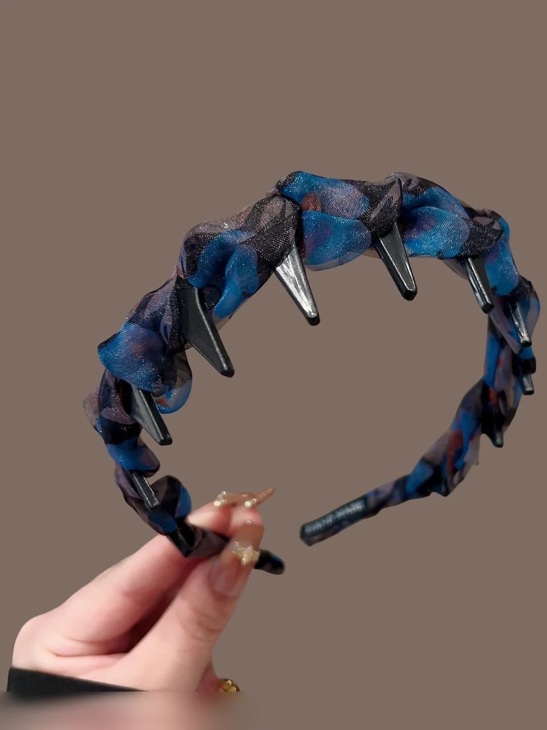 Чёрная сетка, мелкие цветы