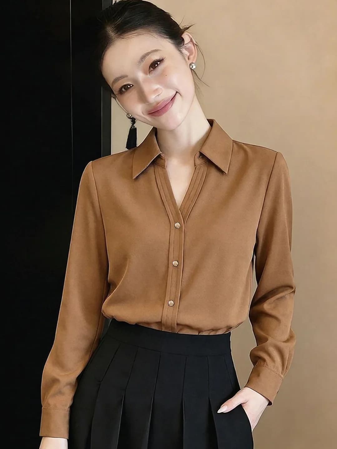 Ayollar uchun 2026 bahor-kuz uzun yengli satin ko'ylak: bo'sh (oversize) kesim, tanaga yopishgan model, vertikal siluet, metall tugmali, shifon uslubi, halter yoqa, nozik ko'rsatadigan, shahar uslubi, yumshoq satin