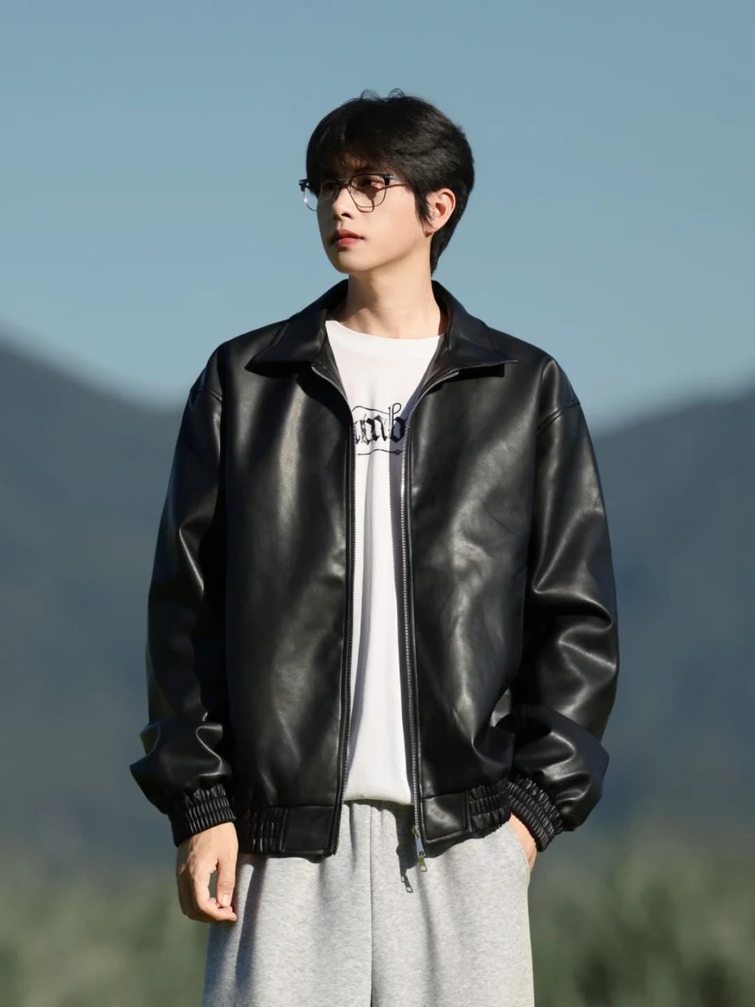 Erkaklar uchun kuz-qish PU teri moto (biker) kurtka, outdoor uslubida, minimalist, bo'sh (oversize) kesim, kundalik, bir rangli, qaytarma yoqa, zipli, uzun yengli