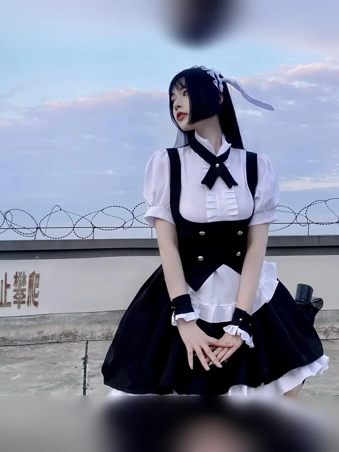 Ayollar uchun katta o'lchamli qora-oq yapon xizmatkor ko'ylagi: gotik uslubda, jilet va qaldirg'och dumli etak, anime rolli o'yin kostyumi