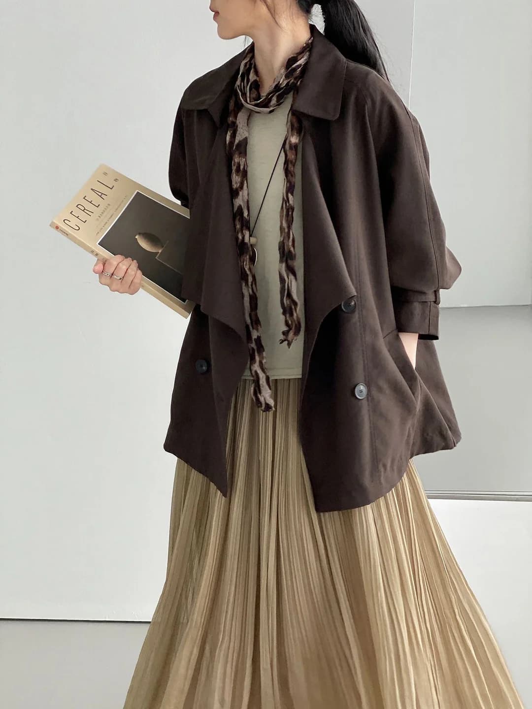 Ayollar uchun lyotsell plash (trench), keng qaytarma yoqali, bo'sh (oversize) kesimli ustki kiyim (kurtka), uzun yeng, bir rangli, Koreys uslubida