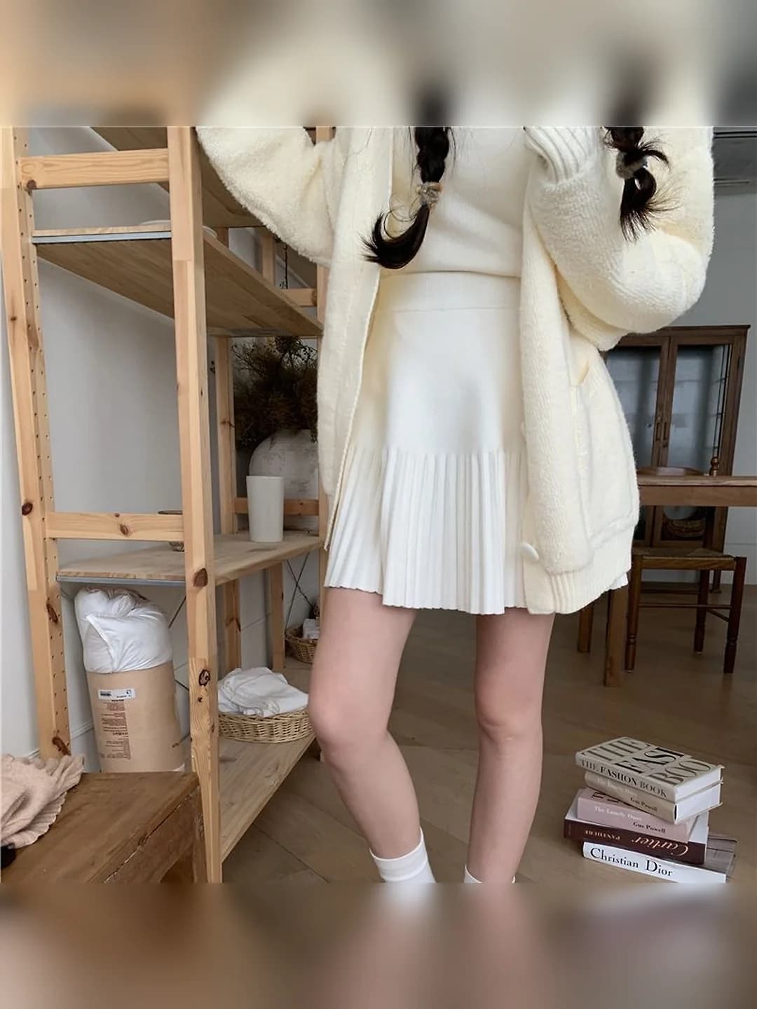 Women's knitted pleated mini skirt in core-spun yarn, polyester blend, white and grey, high waist, A-line, slimming, geometric pattern, autumn-winter