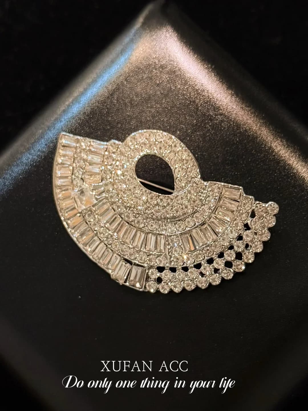 Fan brooch