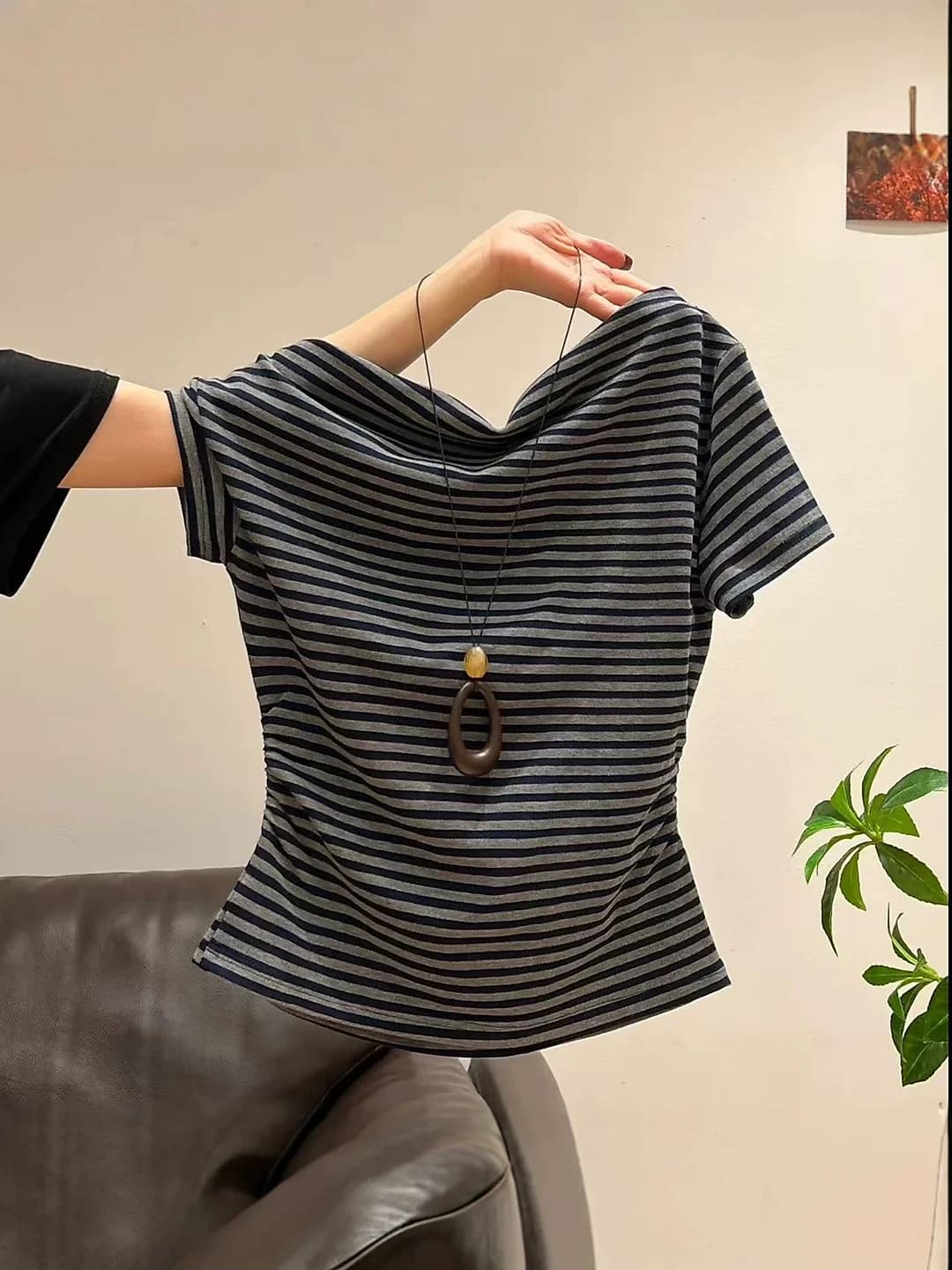 Women's Korean-style hot girl off-shoulder t-shirt, contrast striped, loose neckline, pleated, waist-cinching, short, summer