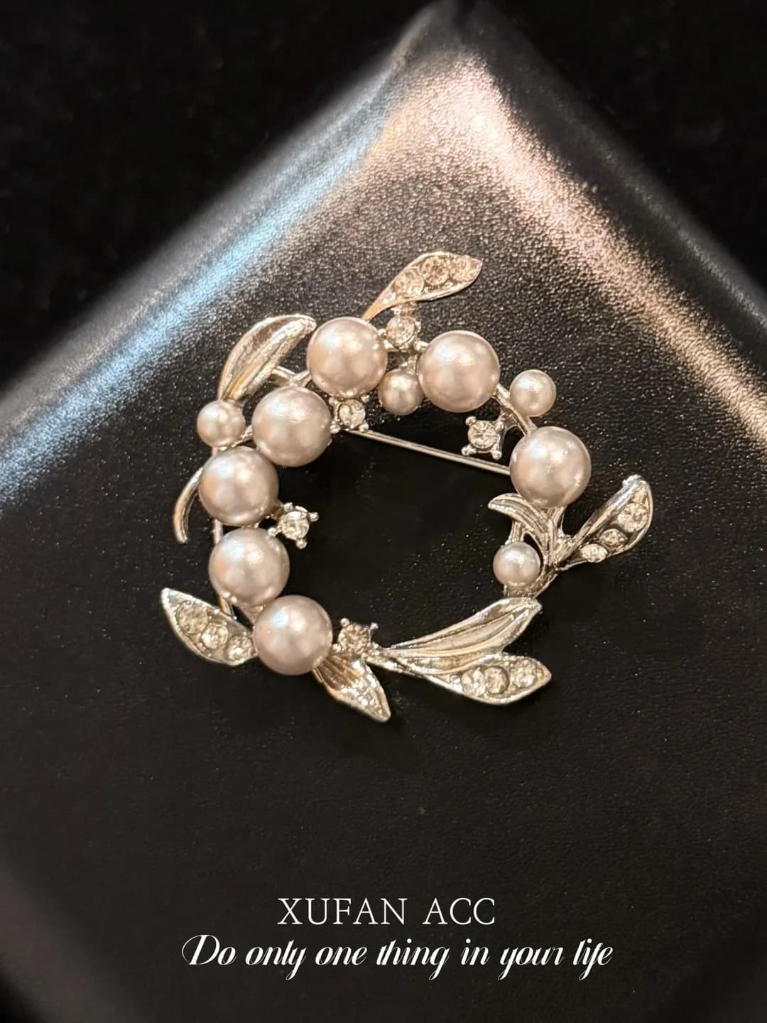 Wreath brooch