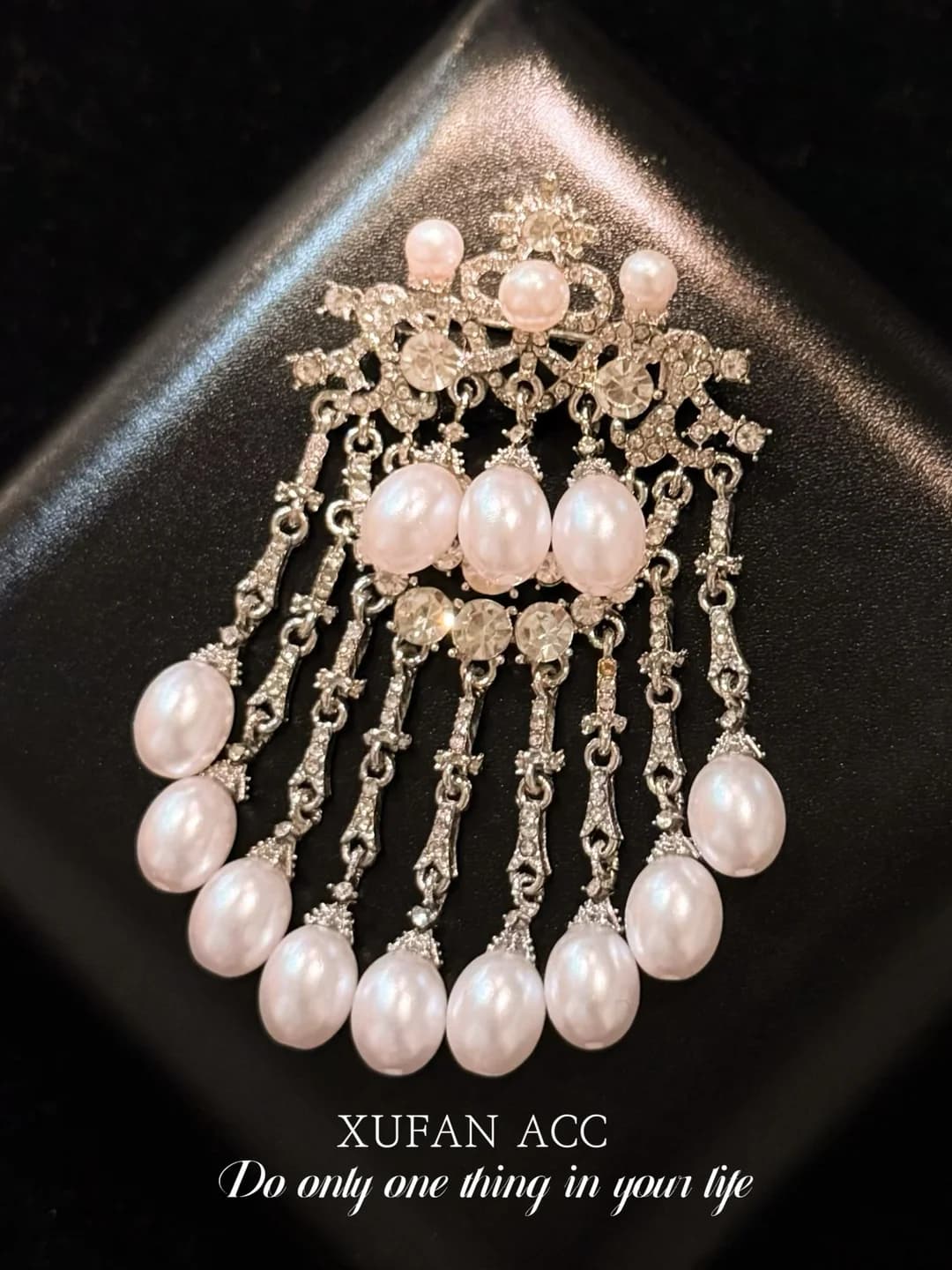 Palace-style sparkle fringe brooch