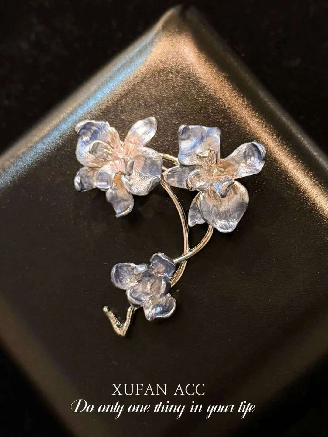 Niche flower brooch