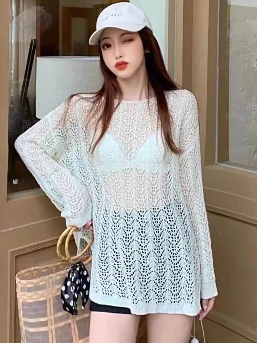 Ayollar uchun yozgi uzun yeng, bo'sh (oversize) kesimli to'qima top, ochiq to'quvli, kroshka bezakli, yupqa, biroz shaffof, quyoshdan himoyalovchi, bir rangli