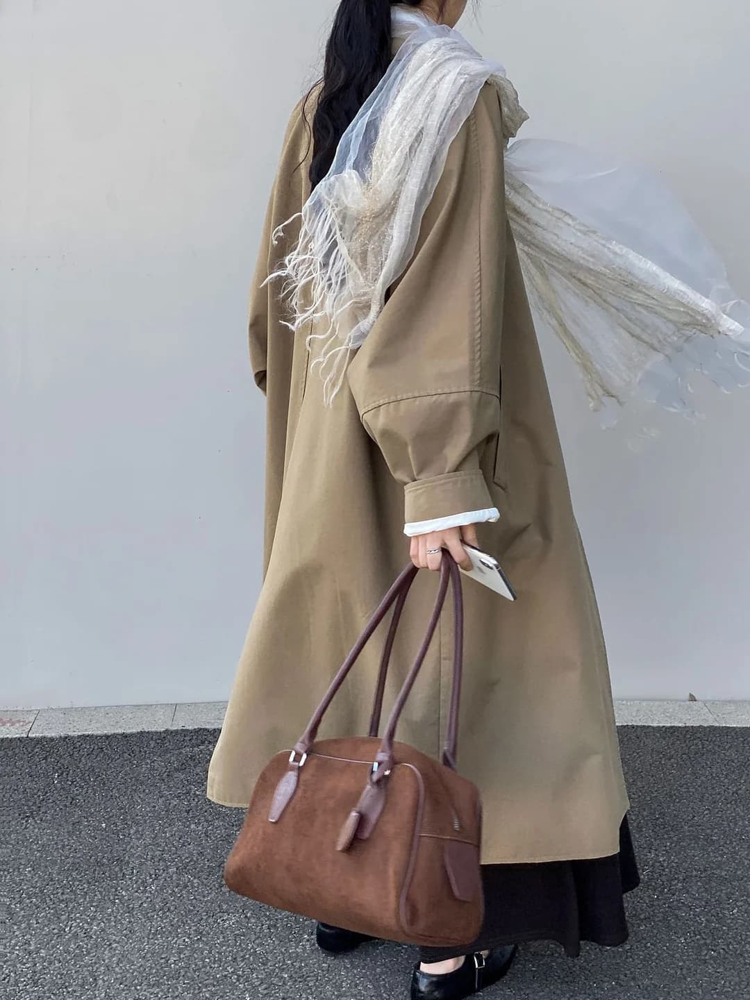 Ayollar uchun Koreya uslubidagi paxtali, bir qatorli tugmali, o'rtacha qalinlikdagi uzun plash, bo'sh (oversize) kesim, qaytarma yoqa, uzun yeng, kundalik