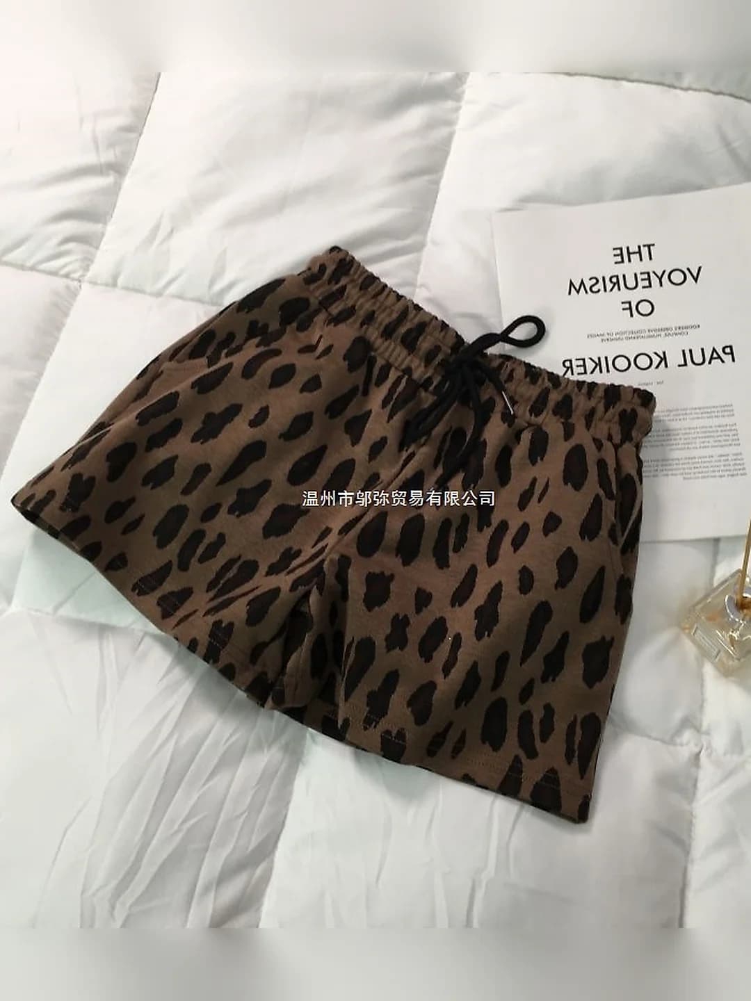 Ayollar uchun katta o'lchamli yozgi leopard naqshli keng tizzagacha shorti, baland bel, bo'sh (oversize) kesim, kundalik sport uslubi, yupqa viskoza mato, tashqi kiyim sifatida