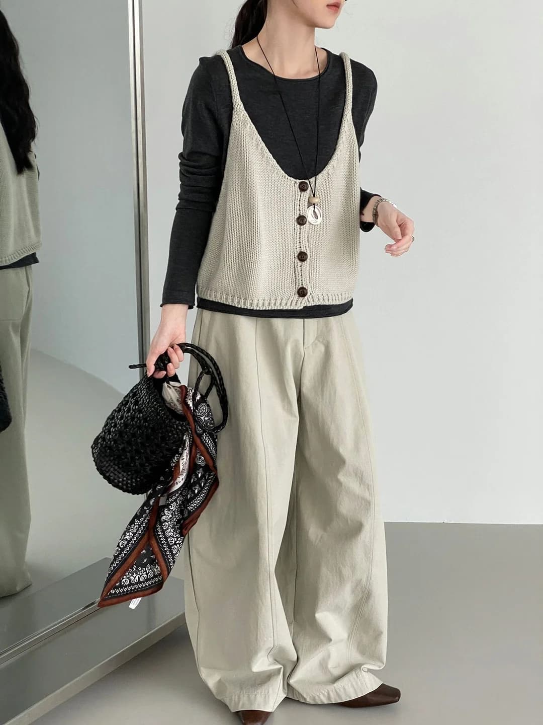 Women's knit vest: V-neck, solid colour, acrylic, single-row multi-button, regular length (50–65 cm), sleeveless, autumn, Korean style