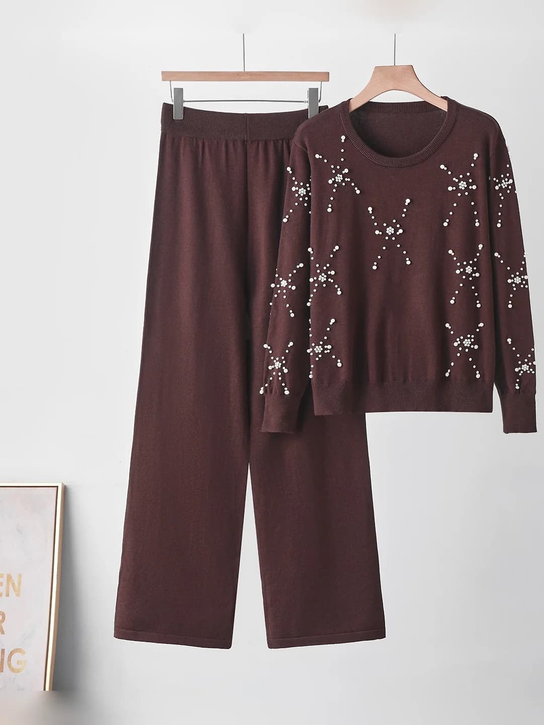 Ayollar uchun to'qilgan kostyum — ikki qismli to'plam (komplekt): marvarid bezakli, pullover uslubidagi sviter va shim, kuz-qish uchun, bo'sh (oversize) kroy