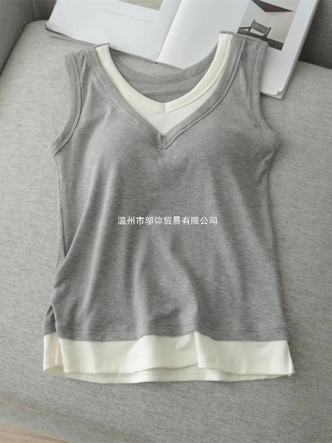 Women's plus size tank top, contrast colour block, built-in non-removable bra pad, slim fit, V-neck, faux two-piece layered look, slimming, A-line, ultra-short (up to 40 cm), 3D effect, 180 g/m² zhigong-ni fabric, printed