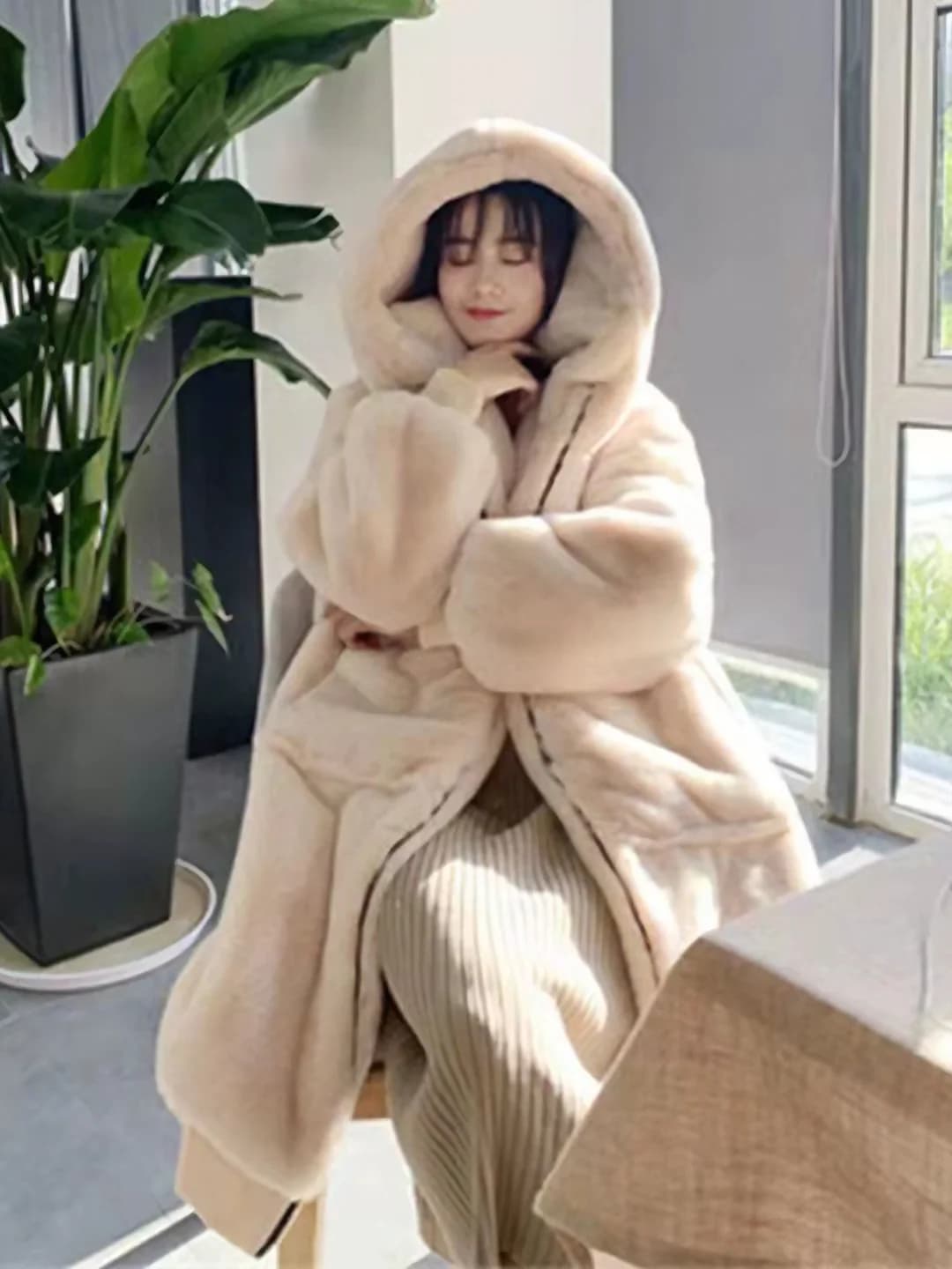 Ayollar uchun kuz-qish o'rta-uzun qora shuba: bo'sh (oversize) kesim, sun'iy mo'yna, mayin tukli, qalinlashtirilgan, kapyushonli, paxta bilan astarlangan, katta o'lcham, Yaponiya-Koreya uslubida bemalol