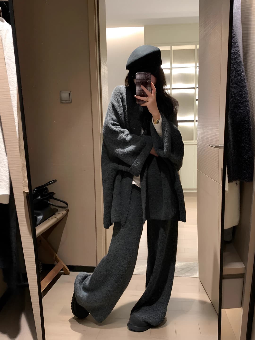 Ayollar uchun kuz-qish to'qilgan kostyum: bo'sh (oversize) sviter kardigan va keng shim to'plami