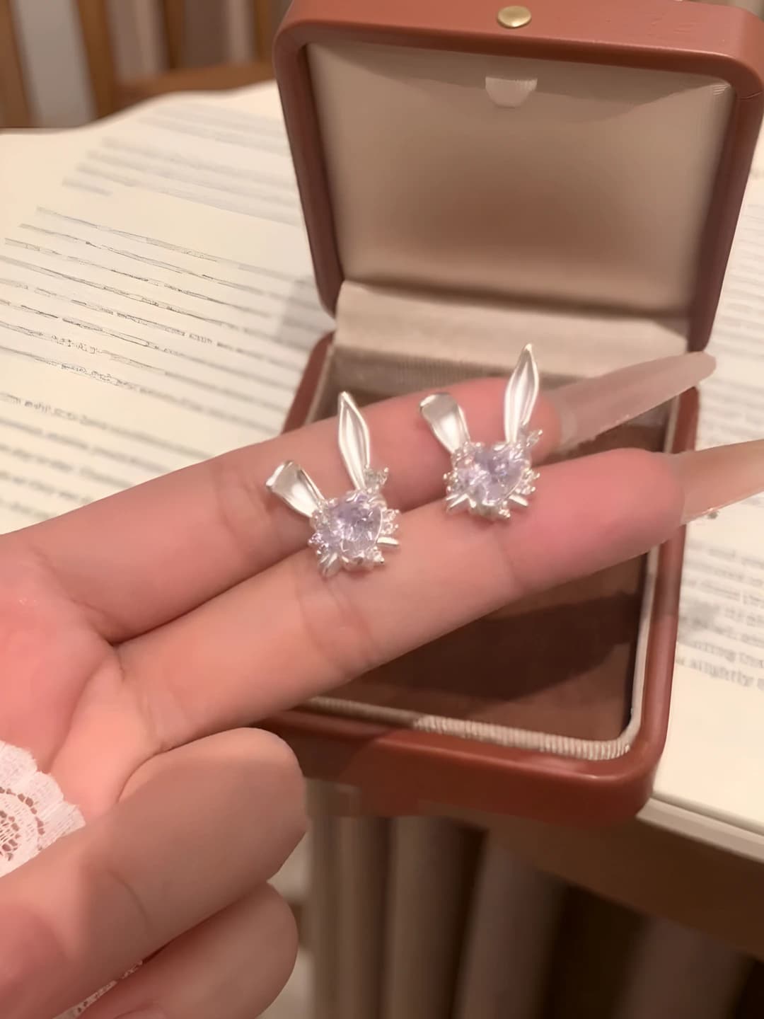 Ayollar uchun ziraklar: qizil rangli zirkonli quyonchik shaklidagi stud, o'rta o'lchamli, yengil va shirin dizayn