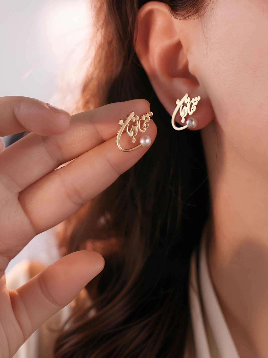 Women's retro-style geometric earrings with 4-5mm white pearls, light and elegant design
