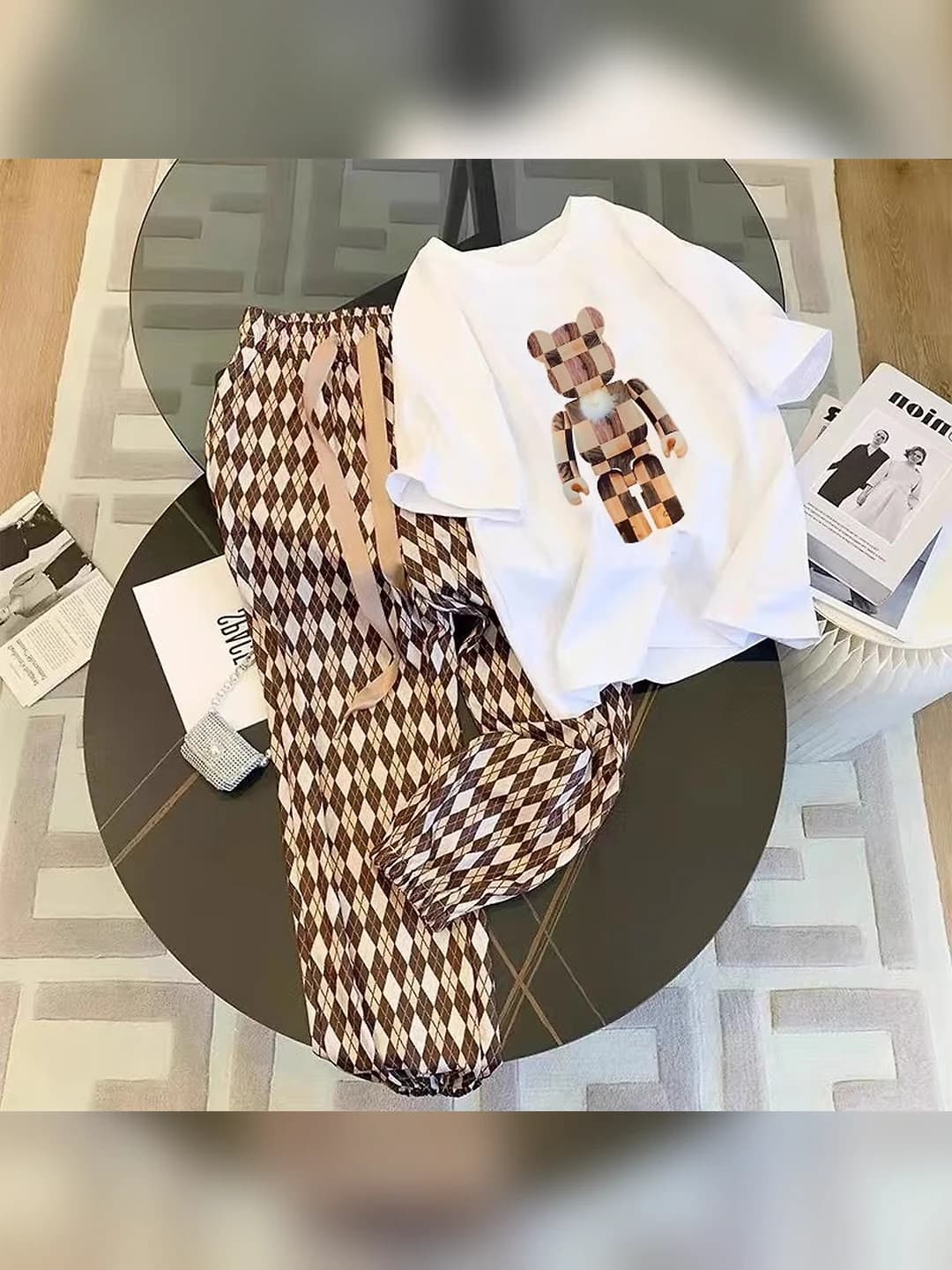 Ayollar uchun yozgi kundalik to'plam: kalta yengli T-shirt va to'piqqacha shim (2 dona)